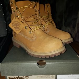 Women's sz 7 / Youth 5.5 Timberlands